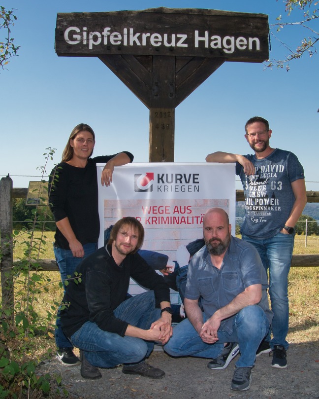 Das „Kurve kriegen“-Team Hagen vor dem Gipfelkreuz