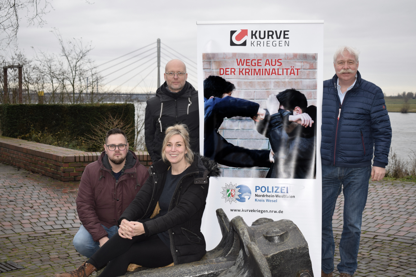 Das Team von „Kurve kriegen“ in Wesel, im Hintergrund die Rheinbrücke