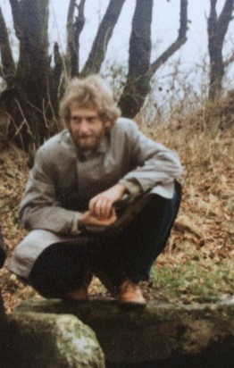 Der junge Klaus Fröse in einem Waldstück