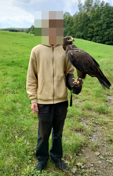 Kurve kriegen Teilnehmer mit einem echten Adler auf dem Arm.