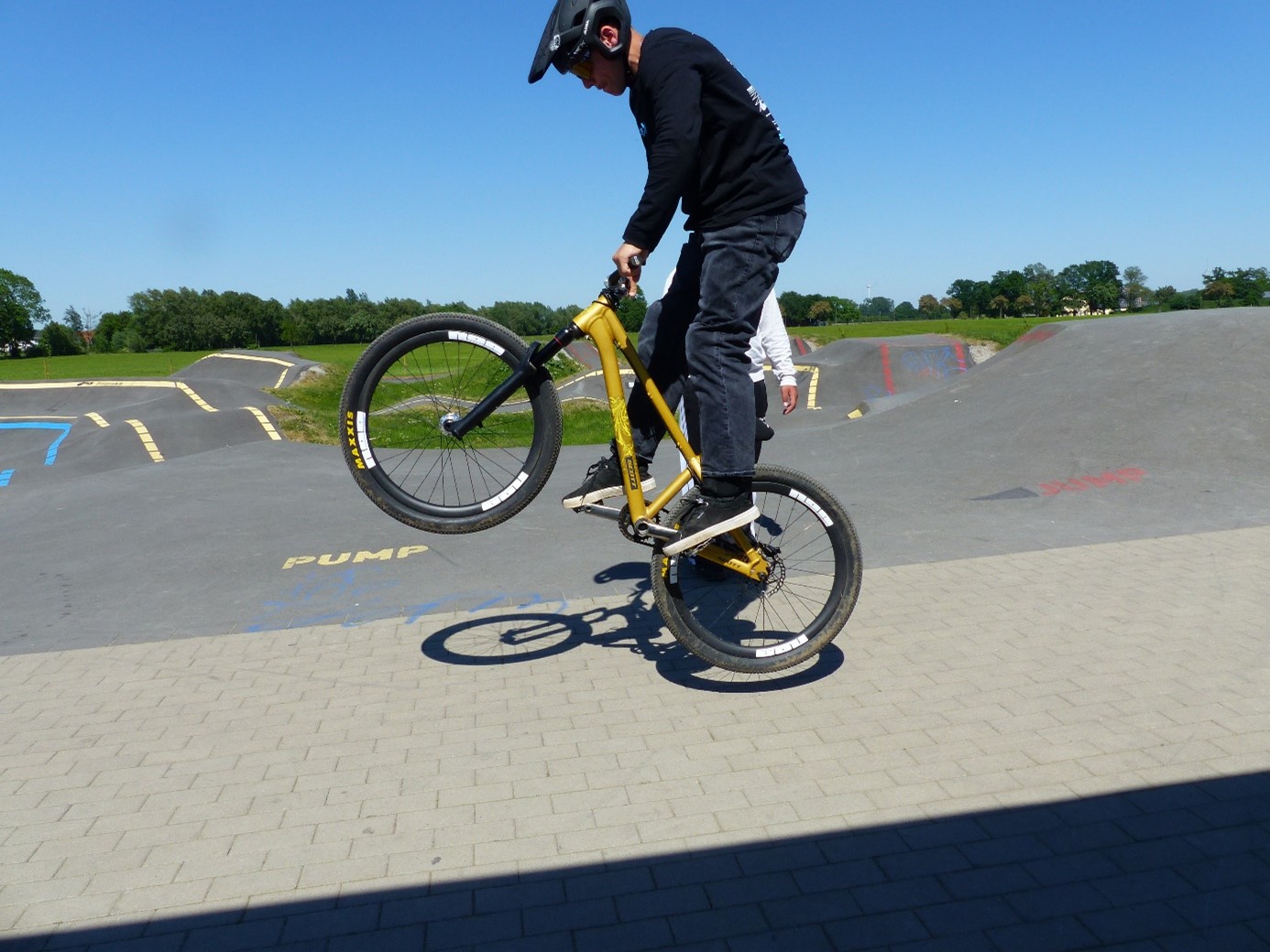 Eine Person steht auf einem Fahrrad auf dem Hinterreifen