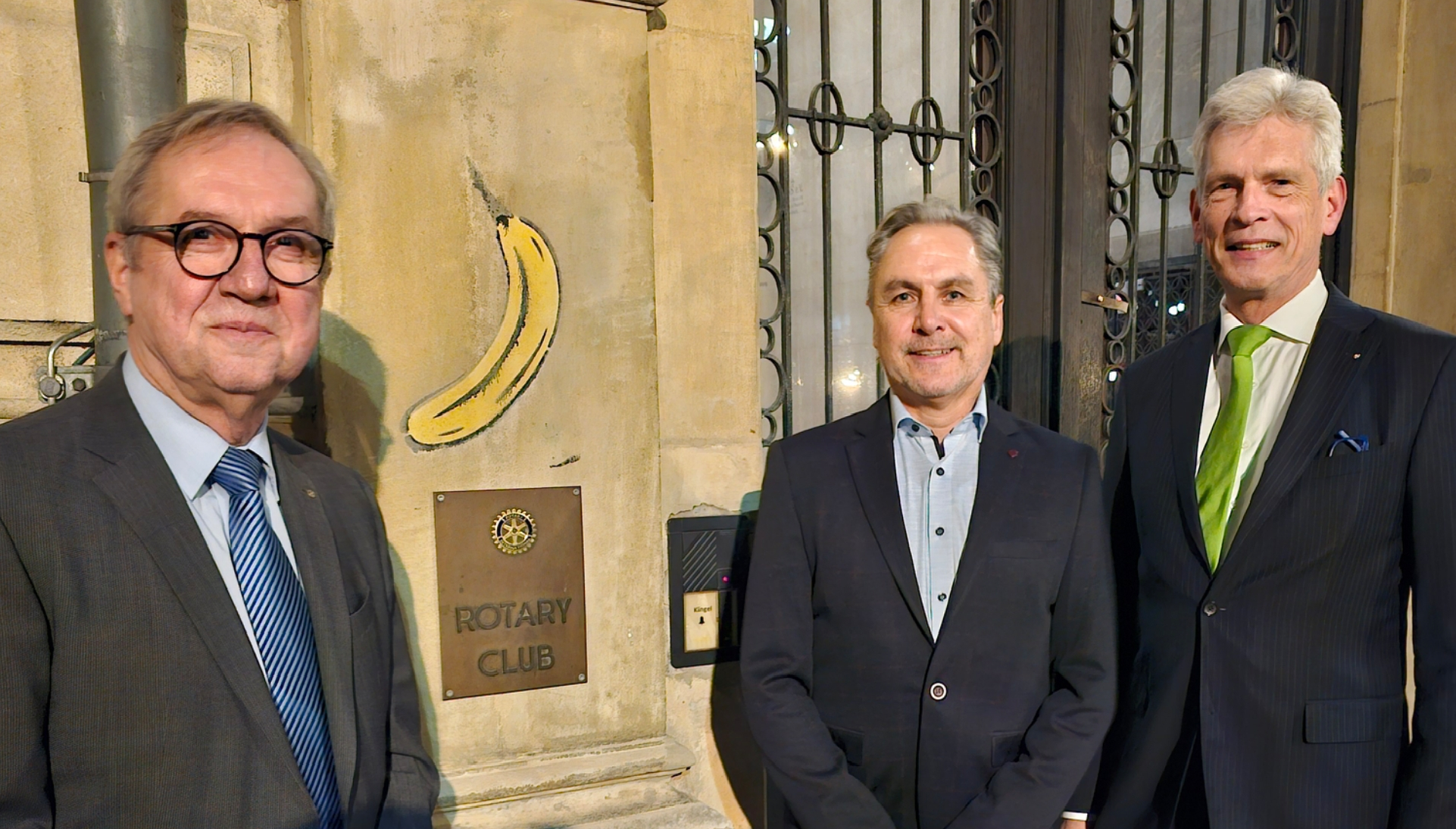 Drei Männer vor einer Plakette mit der Aufschrift Rotary Club