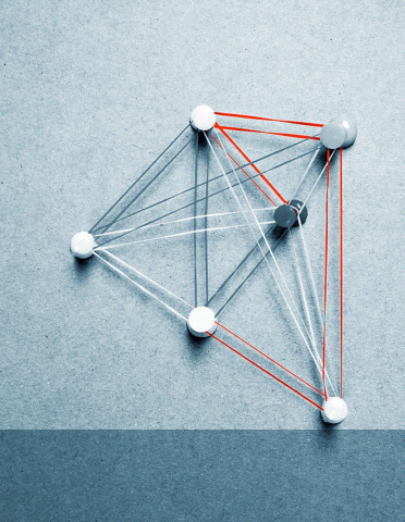 Netzwerkdarstellung aus Stecknadeln und Schnüren