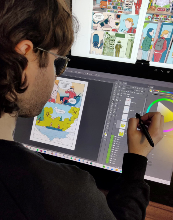 Eine Person arbeitet auf einem digitalen Zeichenbrett
